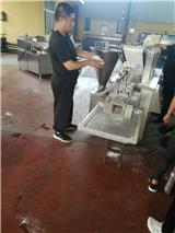 純手工水餃設備小型作坊用到的機器/山東水餃生產機工藝廠家