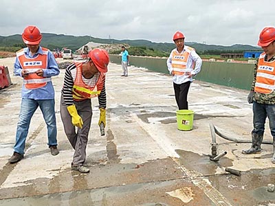 湖北公路专业注浆工程队_华通机械_路面注浆公司