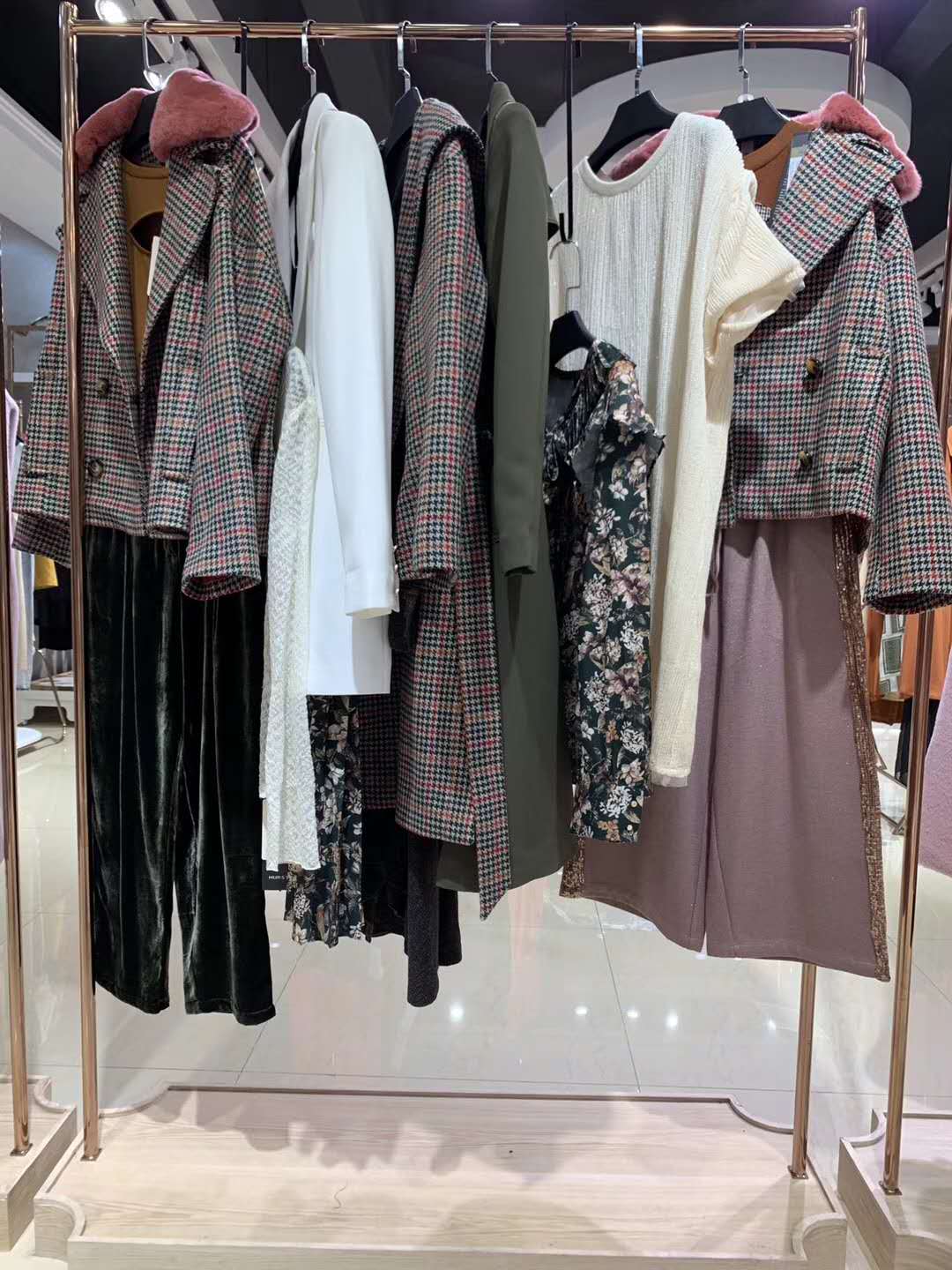 佳人苑品牌服装折扣批发原单尾货