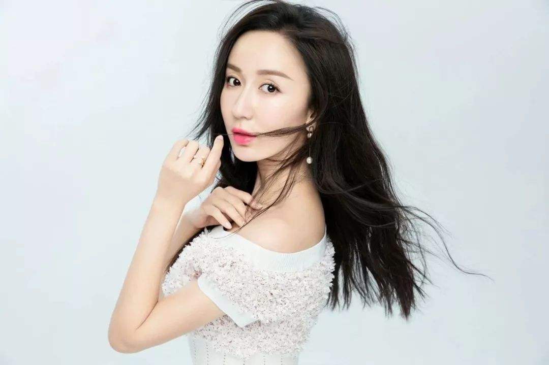娄艺潇经纪人文戈18148936909经纪公司明星商演活动代言费用