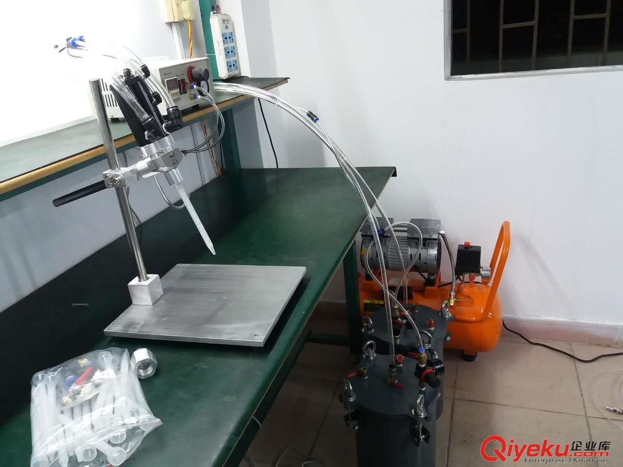 汽車大燈灌膠機(jī) 倒車攝像頭，大巴攝像頭點(diǎn)膠機(jī)