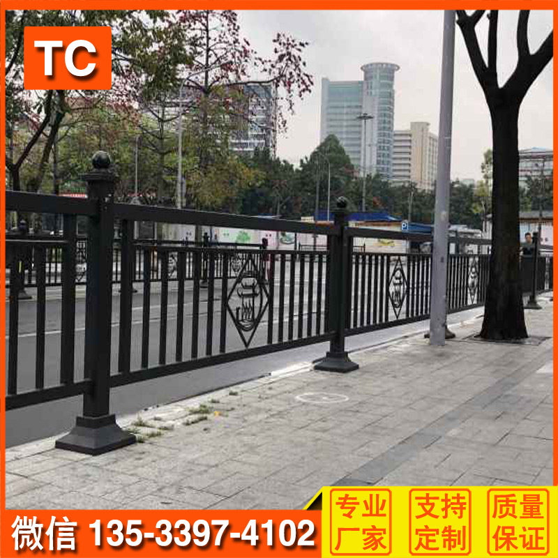 機(jī)動車分隔欄 深圳交通安全護(hù)欄 深標(biāo)II護(hù)欄噴灰色