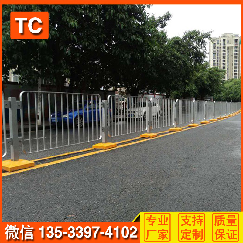 廣州特色市政護(hù)欄 佛山大瀝道路分隔欄 珠海黑色甲型護(hù)欄定制