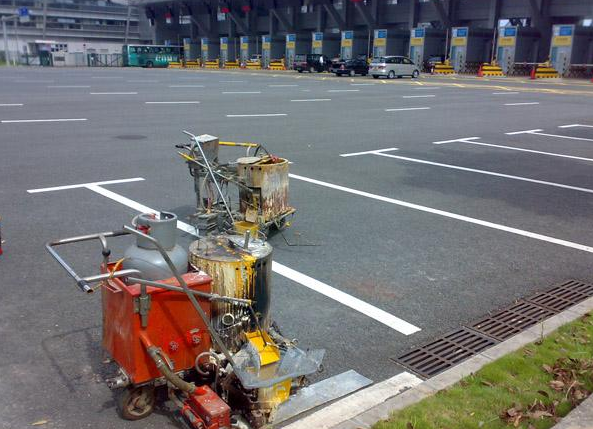 供應商丘停車場劃線，減速帶定位器安裝，地坪漆施工隊