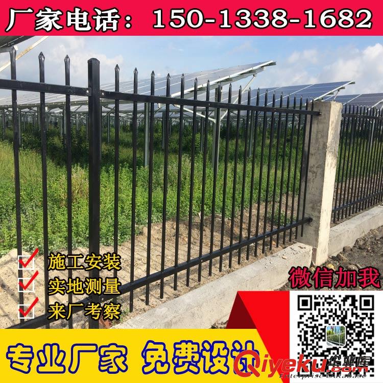 專業廠家定制，，來圖打樣，歡迎致電150-1338-1682（同微信號） 傳統的護欄使用鐵條材料，需要借助電焊等工藝技術，而且質地較軟、容易生銹、色彩單一。鋅鋼防護欄桿wm地解決了傳統護欄的缺點，而且價格適中，成為傳統各式護欄材料的替代產品。鋅鋼護欄采用無焊穿插組合方式進行拼裝(也有工藝需要局部焊接，但要在噴涂前做補鋅處理)，基材厚度是不銹鋼的2-3倍，鋅鋼護欄型材的基材為高溫熱浸鋅材料，熱浸鋅是指把優質鋼材投入幾千度的鋅液池中，浸泡達一定時間以后鋅液就會滲透到鋼材中，使之形成一種特殊的鋅鋼合金，由于其具有高強度、高硬度、外觀精美、色澤鮮艷等優點，成為住宅小區使用的主流產品。 ? ? 可用于公路、鐵路、或者高速公路、橋梁兩側作為隔離柵使用,可以作為防護帶、機場、港口、碼頭的安全防護、市政建設中的公園、草坪、動物園、池湖、道路、 住宅區的隔離與防護、賓館、酒店、超市、娛樂場所的防護與裝飾等。采用組裝式一體的護欄網，在使用時將連接附件與鋼管支柱固定。