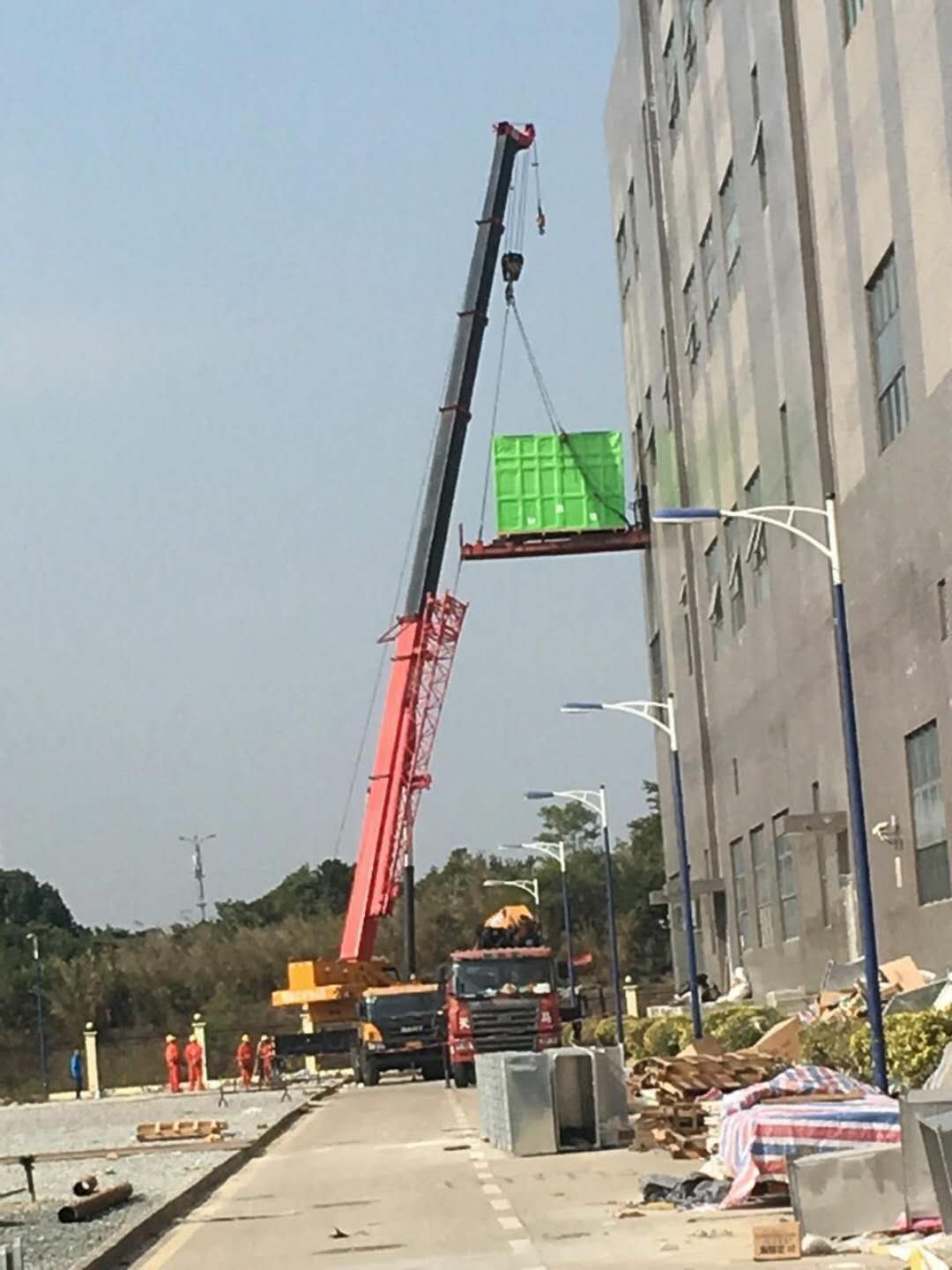 廣東長安吊機吊車隨車吊自帶吊自卸吊隨車起重機平板吊機車工廠設備搬遷定位