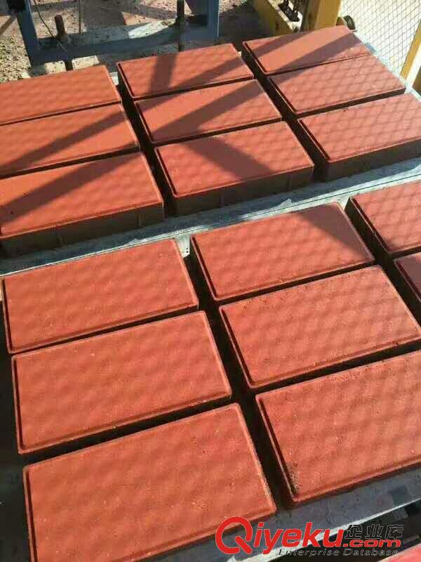 建筑垃圾造磚投資辦大型磚廠要購買多大產能的水泥磚機器