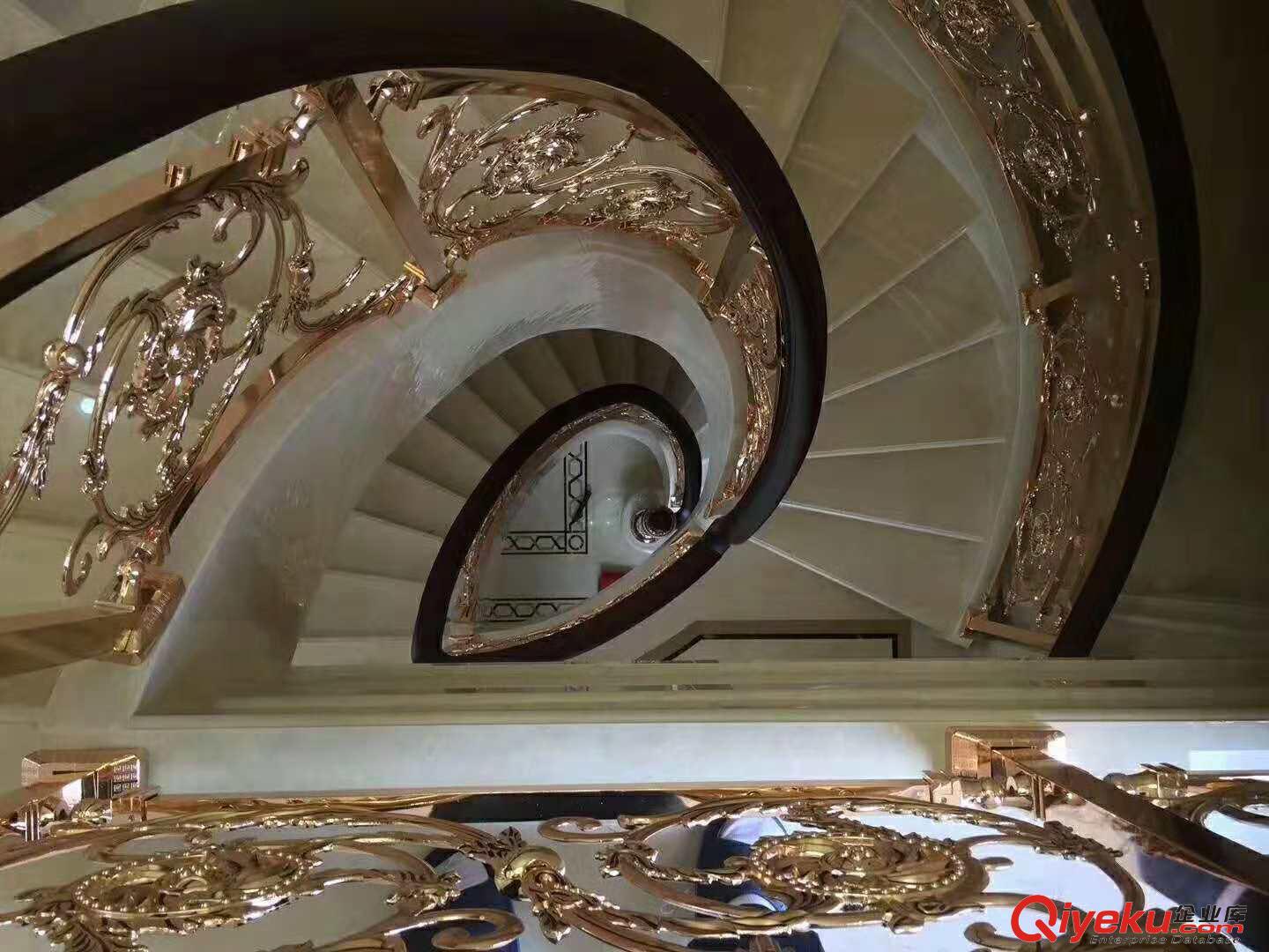 呼倫貝爾鋁藝雕刻鍍金護欄，鋁板鏤空微旋轉樓梯護欄