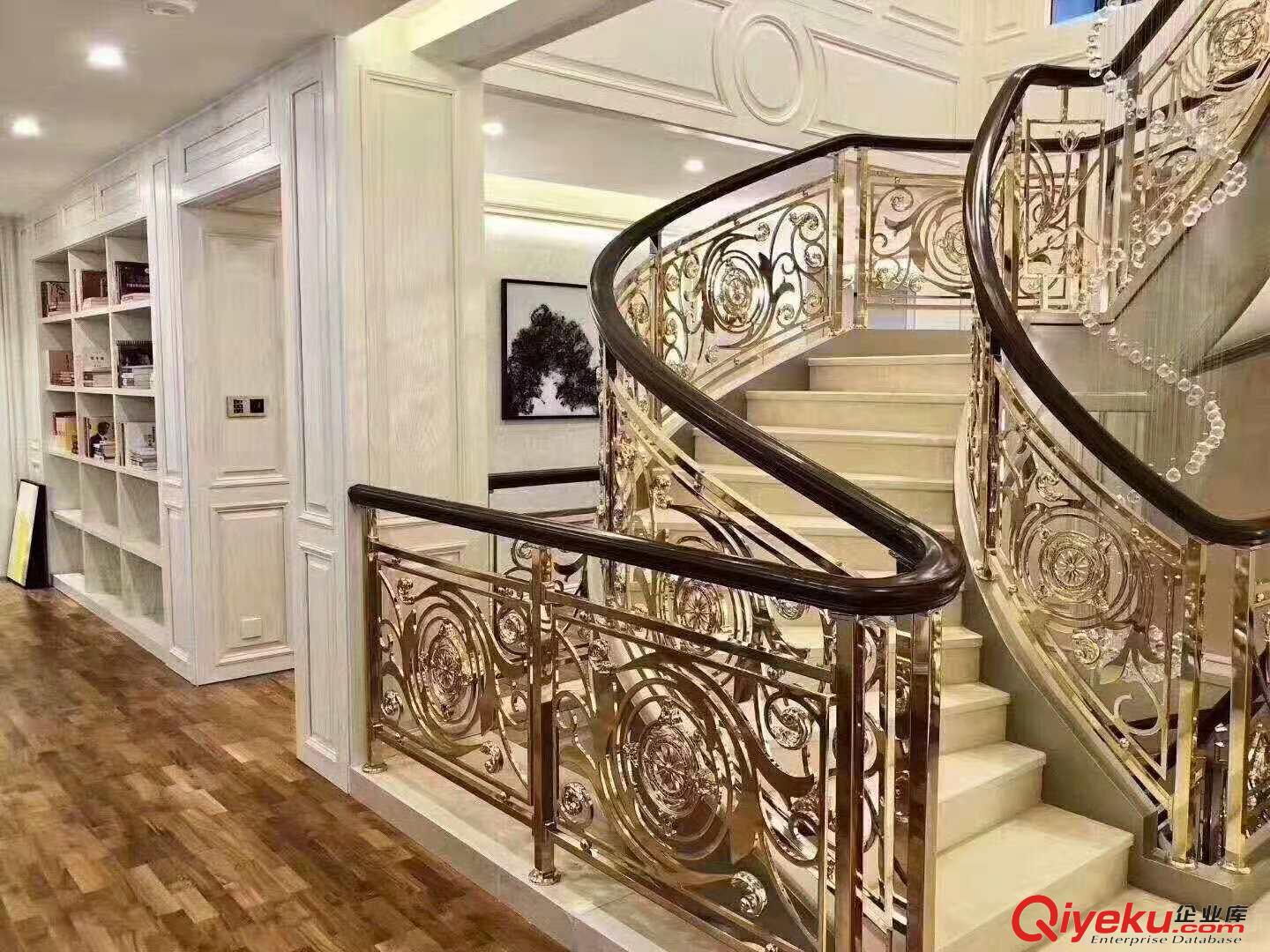 呼倫貝爾鋁藝雕刻鍍金護欄，鋁板鏤空微旋轉樓梯護欄