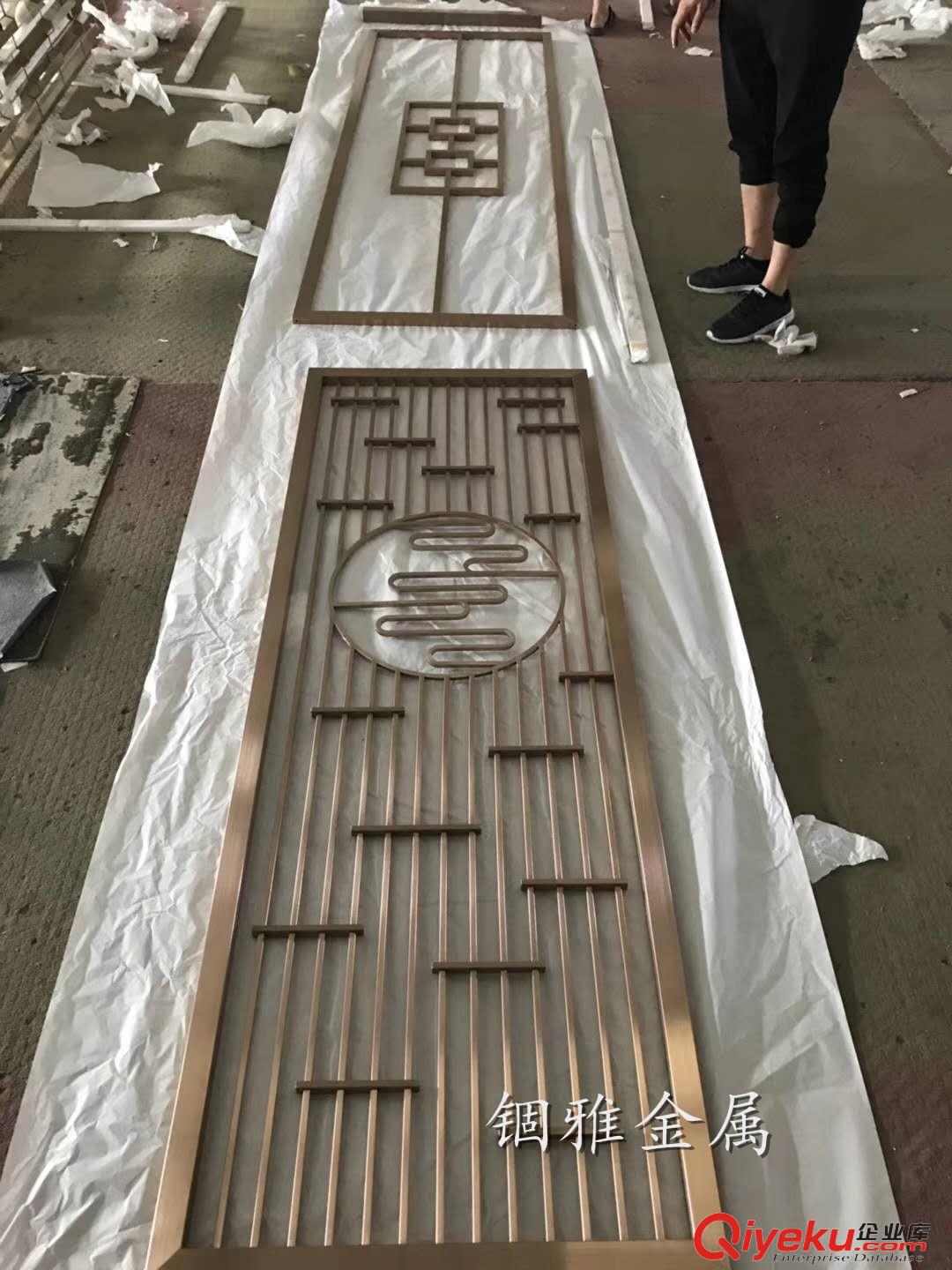 仿古銅不銹鋼點焊花格屏風顯得華麗和大氣