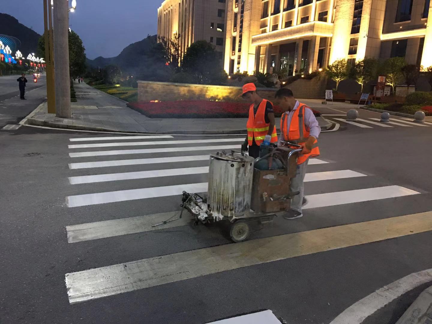 供应黔南停车位划线长顺道路标线反光标志牌定制厂家