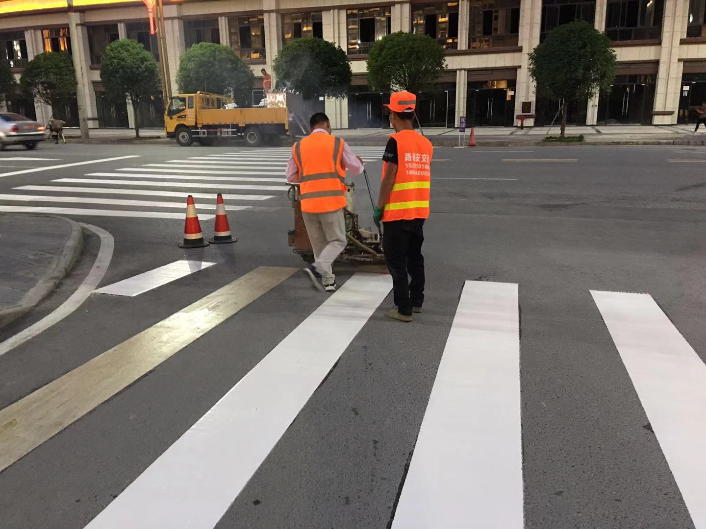 供应黔南停车位划线长顺道路标线反光标志牌定制厂家