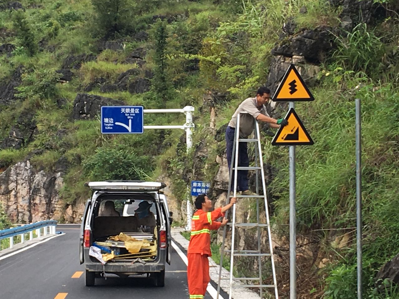 供应贵阳反光标志牌道路交通标线停车位划线施工厂家