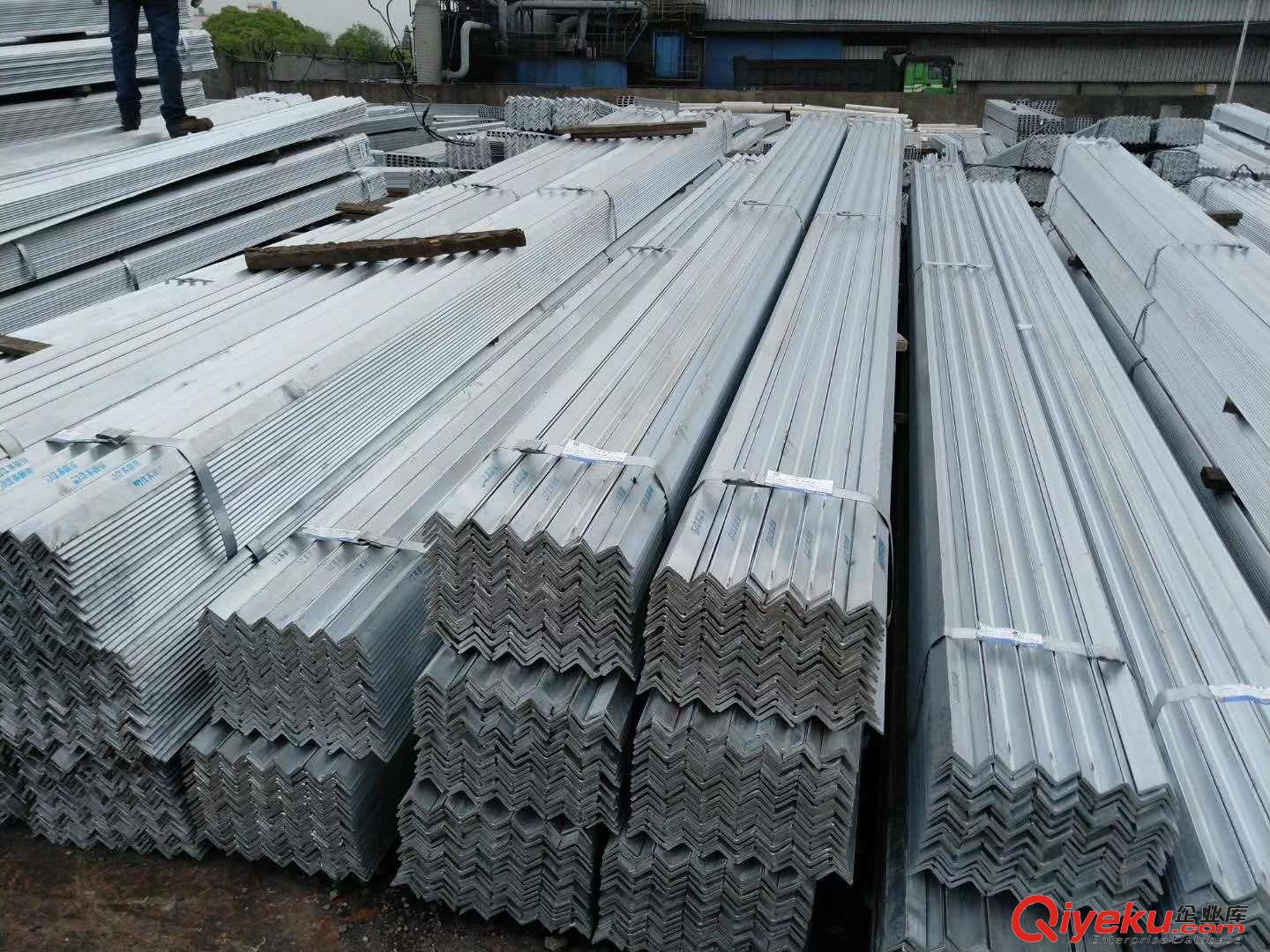 上海國標角鋼、上海鍍鋅國標角鋼、鍍鋅沖孔角鋼、現貨代理！自備沖孔角鋼加工廠