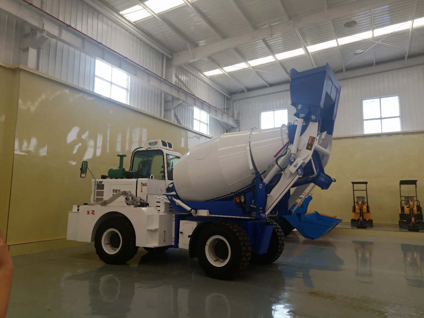 各種型號(hào)上料車 混凝土攪拌車 自動(dòng)旋轉(zhuǎn)上料車